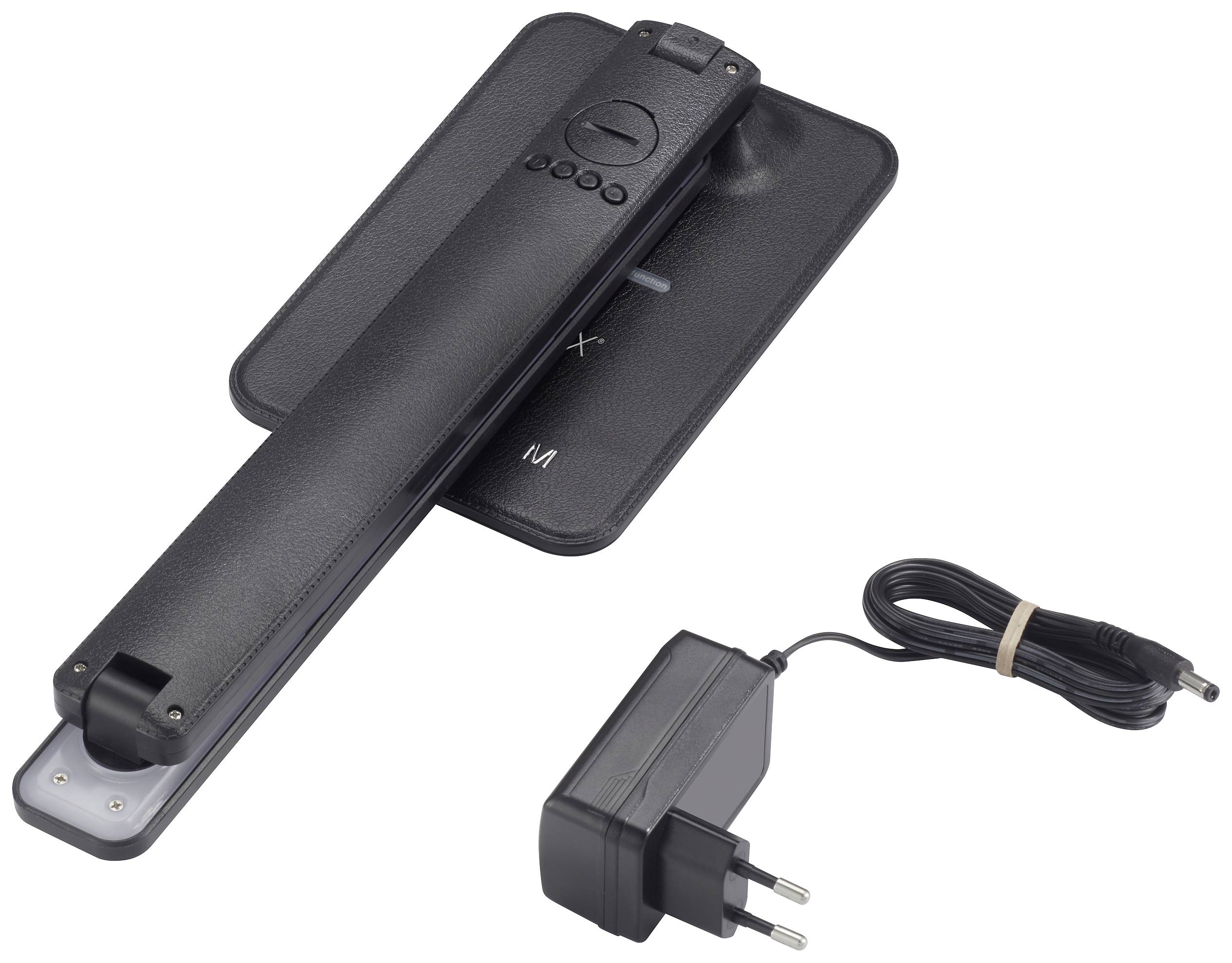 Un adaptateur de chargement pliable pour trottinette électrique avec fiche européenne. La batterie est positionnée sur une table.