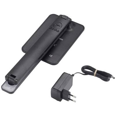 Un adaptateur de chargement pliable pour trottinette électrique avec fiche européenne. La batterie est positionnée sur une table.