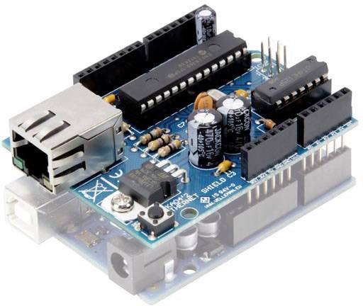 Carte électronique avec différents chips, condensateurs et connexions, partiellement empilés les uns sur les autres. Adaptée pour le prototypage.