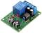 Un module de circuit imprimé vert avec un relais bleu, des résistances rouges et noires, et deux potentiomètres noirs.