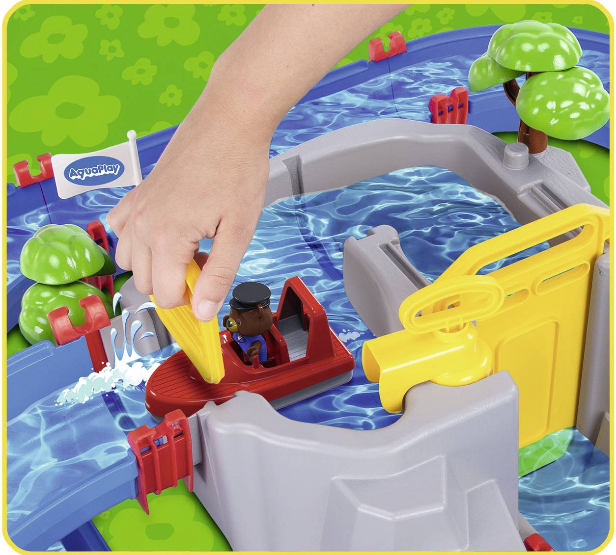 Un scénario de jeu avec un jouet aquatique : Un enfant dirige un petit bateau à travers un canal avec des écluses et des obstacles.