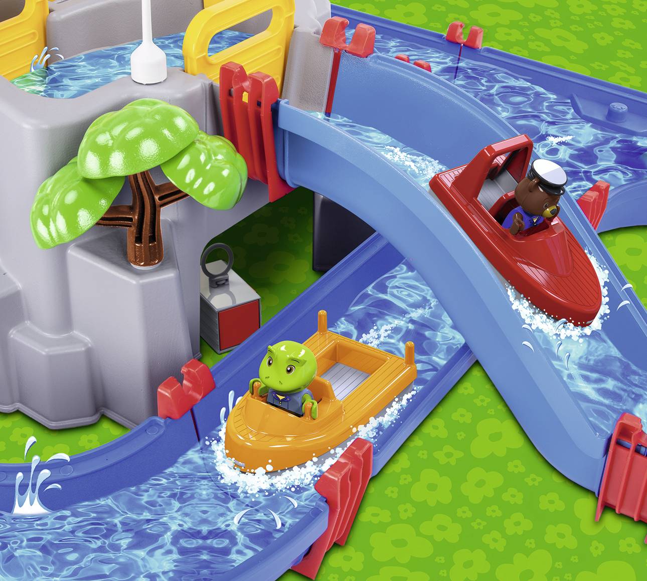 Deux figurines de jouets naviguent sur des voies d'eau dans des bateaux colorés. Un bateau est orange, l'autre rouge. Environnement rempli de détails colorés.