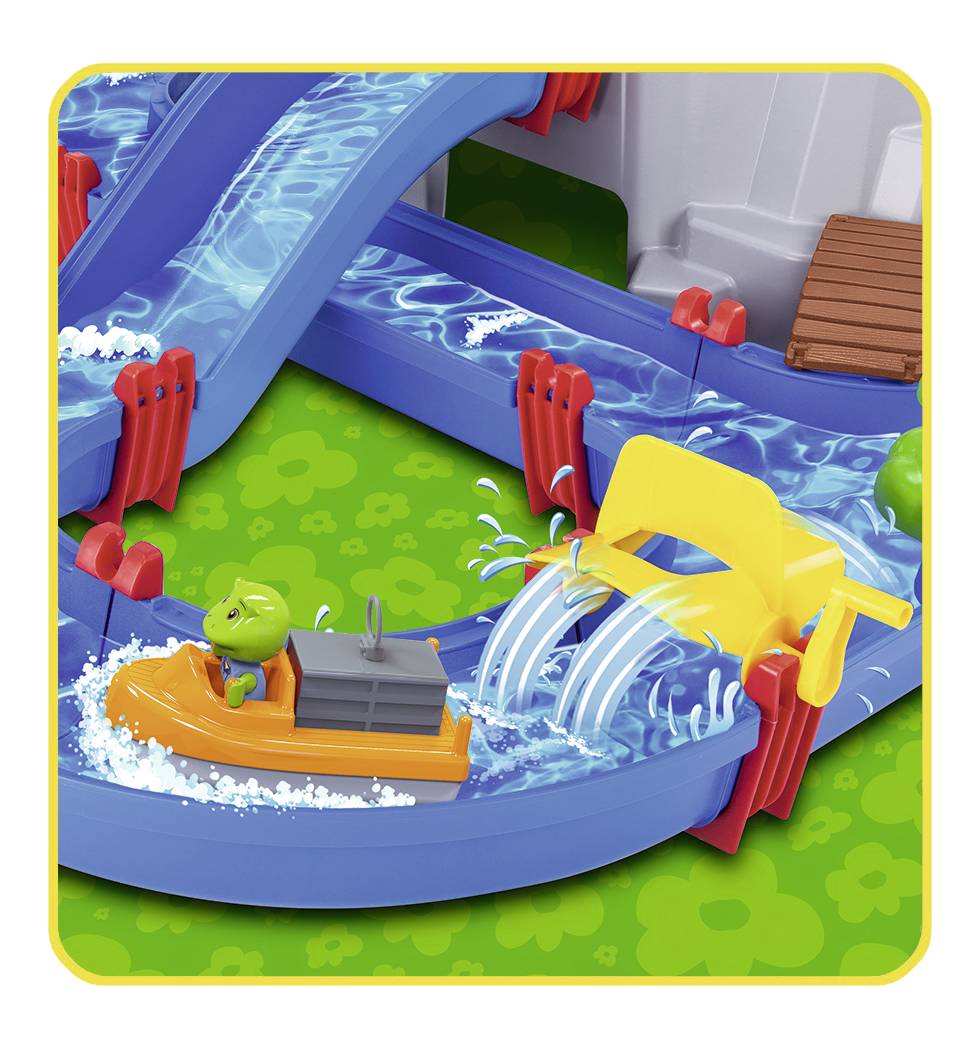 Train de jouet en plastique bleu avec de l'eau, une grenouille verte dans un bateau orange et une écluse jaune.