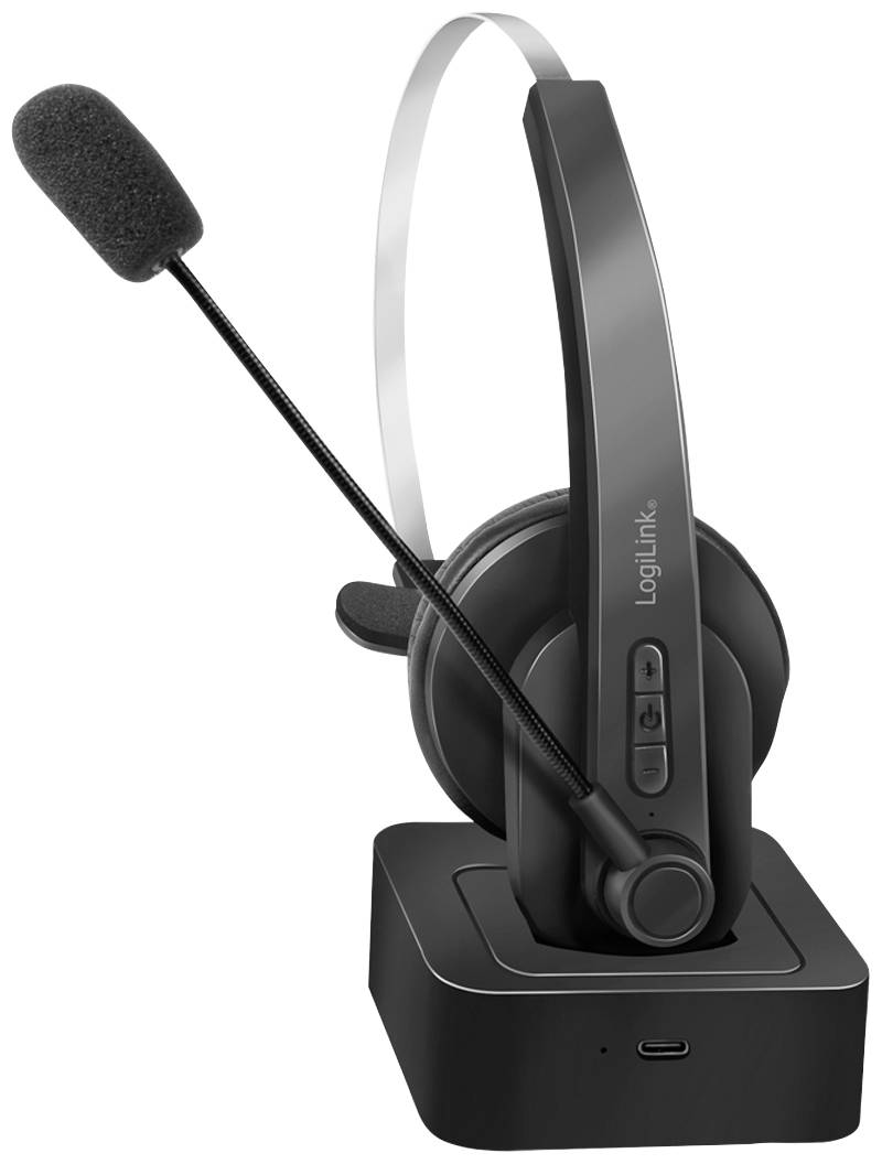 Un casque noir avec microphone sur une station de charge. Le casque porte un logo de marque et des touches de contrôle sur l'écouteur.