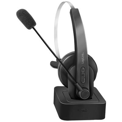 Un casque noir avec microphone sur une station de charge. Le casque porte un logo de marque et des touches de contrôle sur l'écouteur.