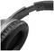 Gros plan sur un casque audio noir circumaural, montrant le coussin d'oreillette droite et l'arceau réglable.