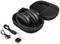Un casque noir est posé dans un étui de protection ouvert. À côté se trouvent un câble USB, un câble audio et un adaptateur secteur.