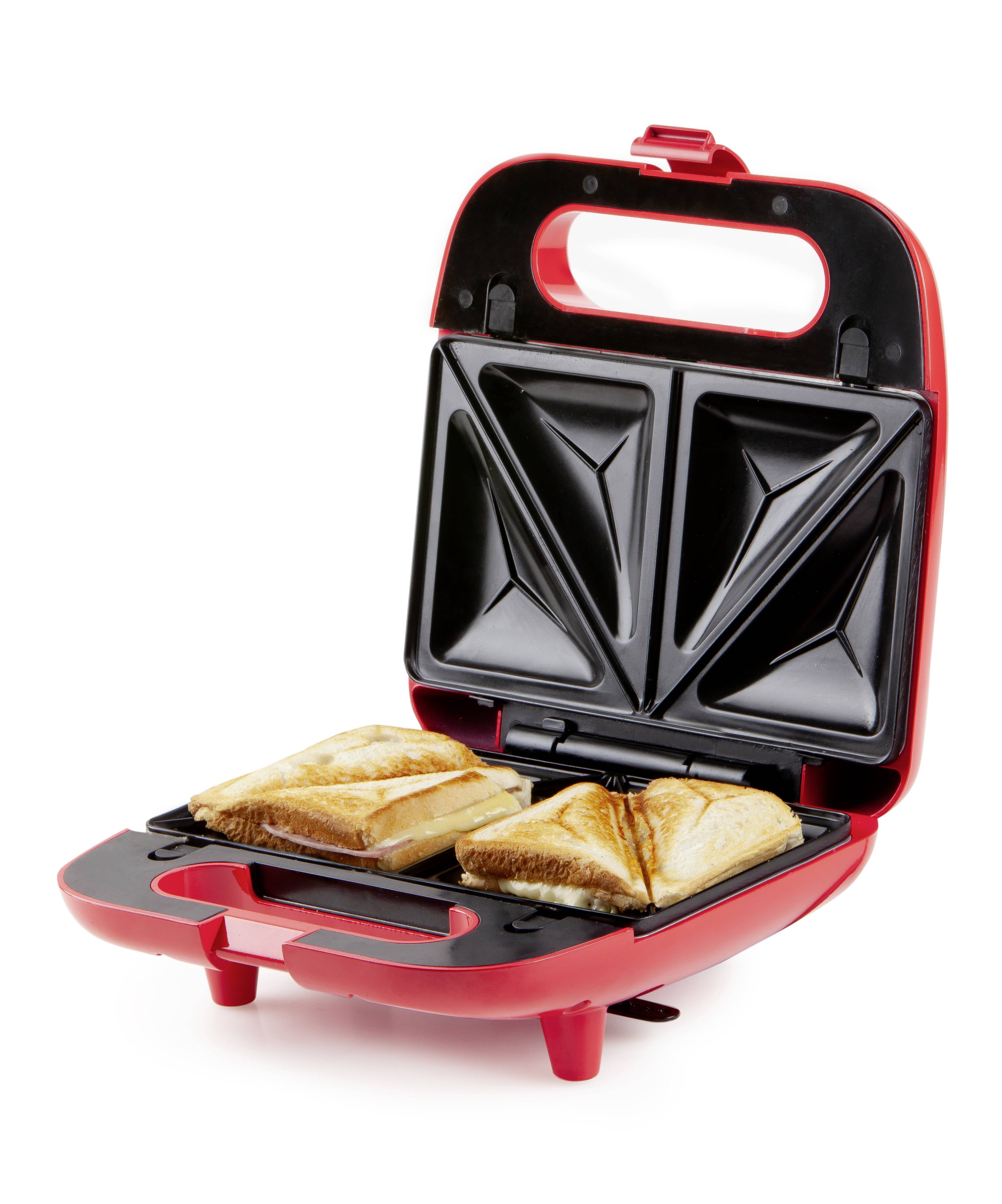 Un grille-pain à sandwich rouge avec deux sandwiches toastés à l'intérieur. Les sandwiches sont dorés et coupés en diagonale.