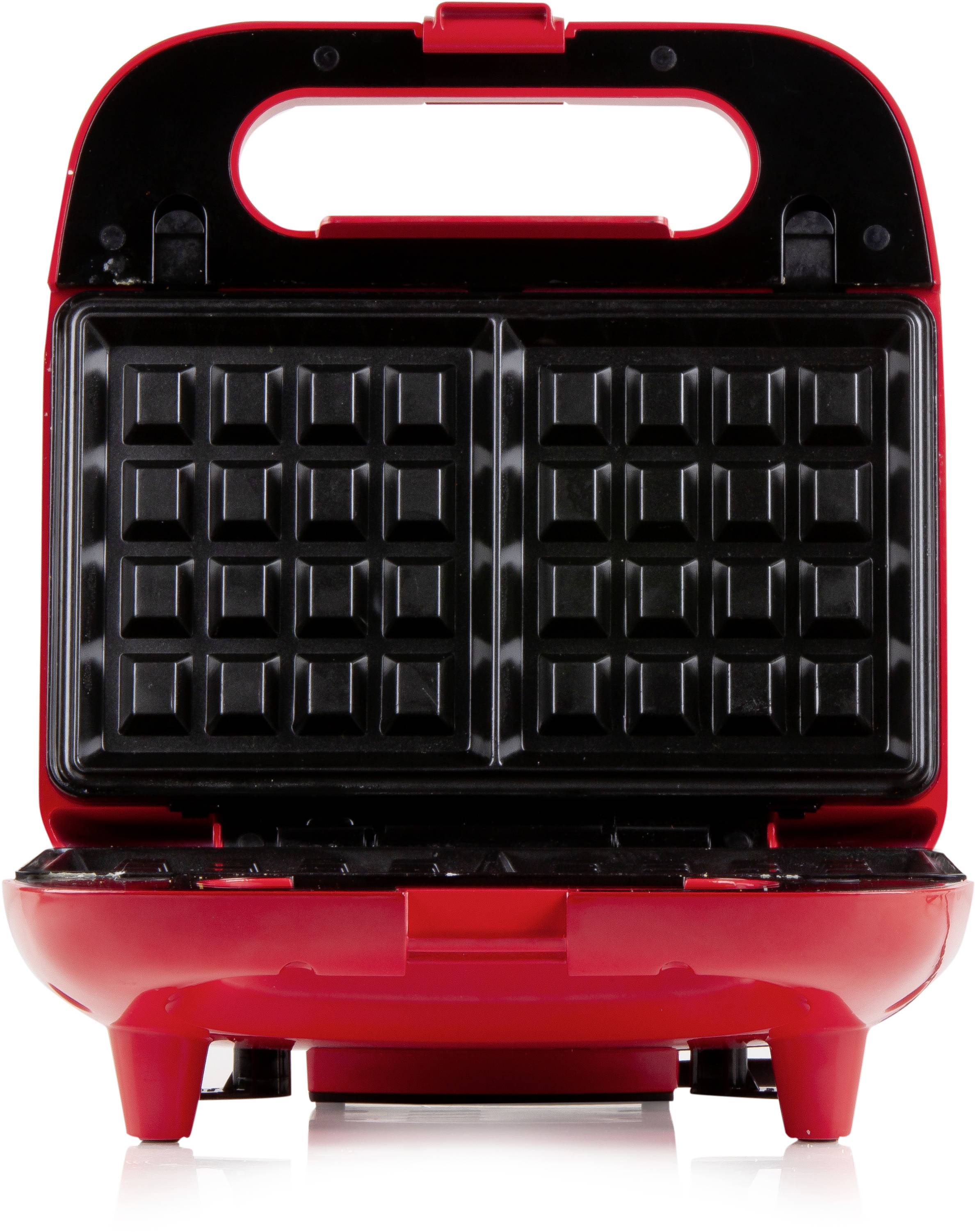 Un gaufrier rouge avec le couvercle ouvert montre des plaques anti-adhésives pour la préparation de gaufres rectangulaires.