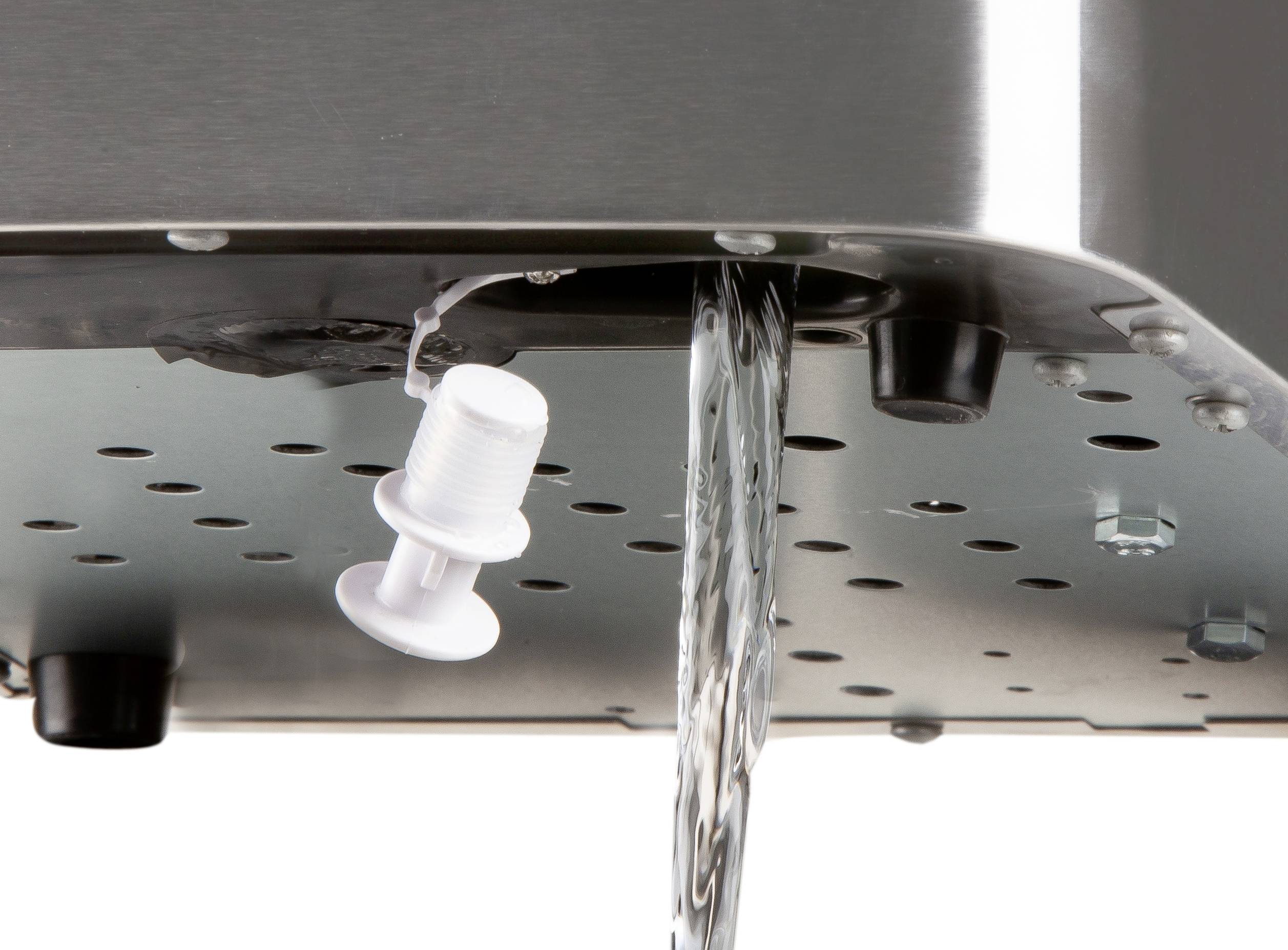 Un jet d'eau s'écoule d'un appareil en acier inoxydable.