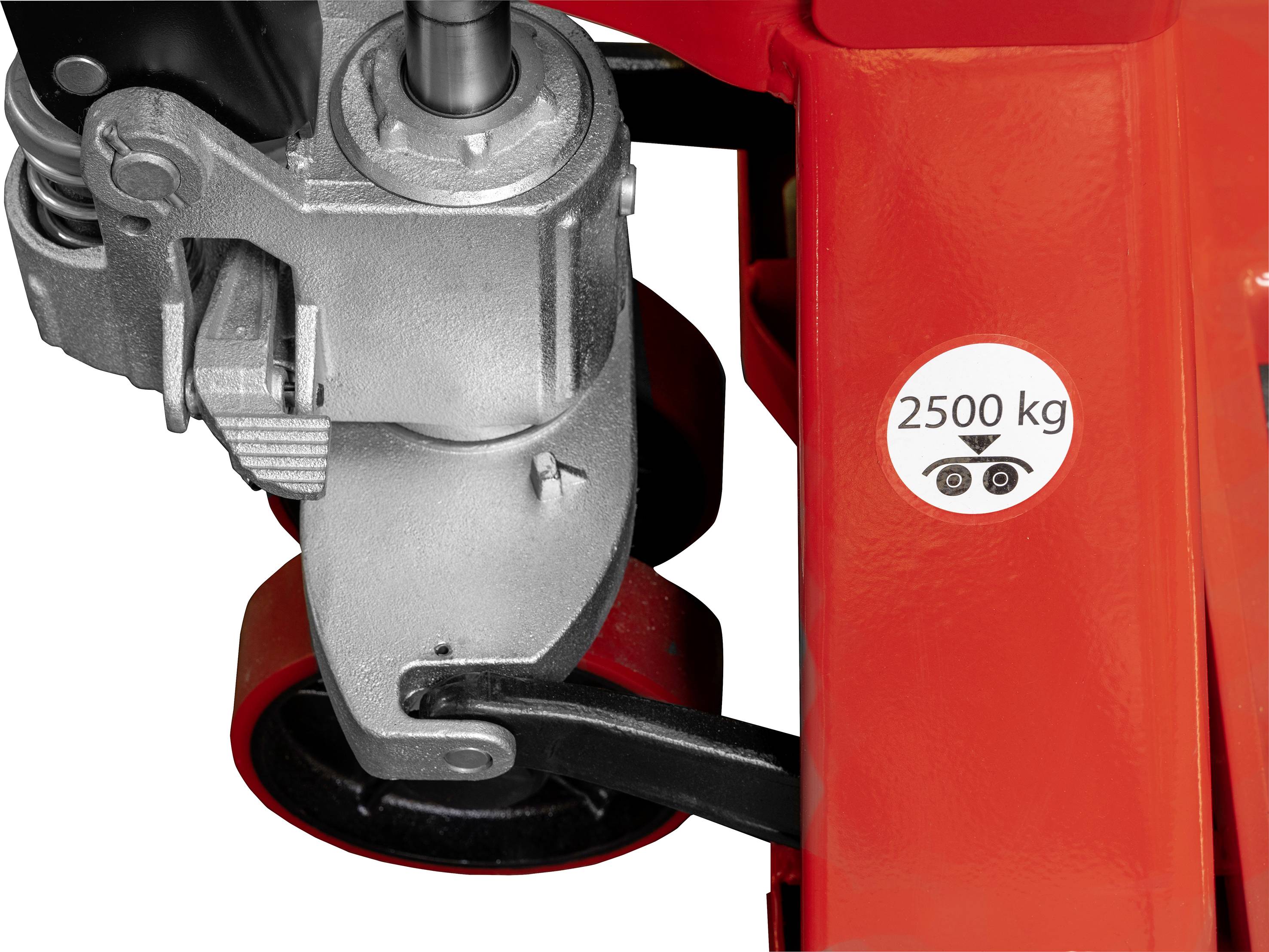 Gros plan sur la roue d'un transpalette rouge avec une étiquette indiquant une capacité de charge maximale de 2500 kg.
