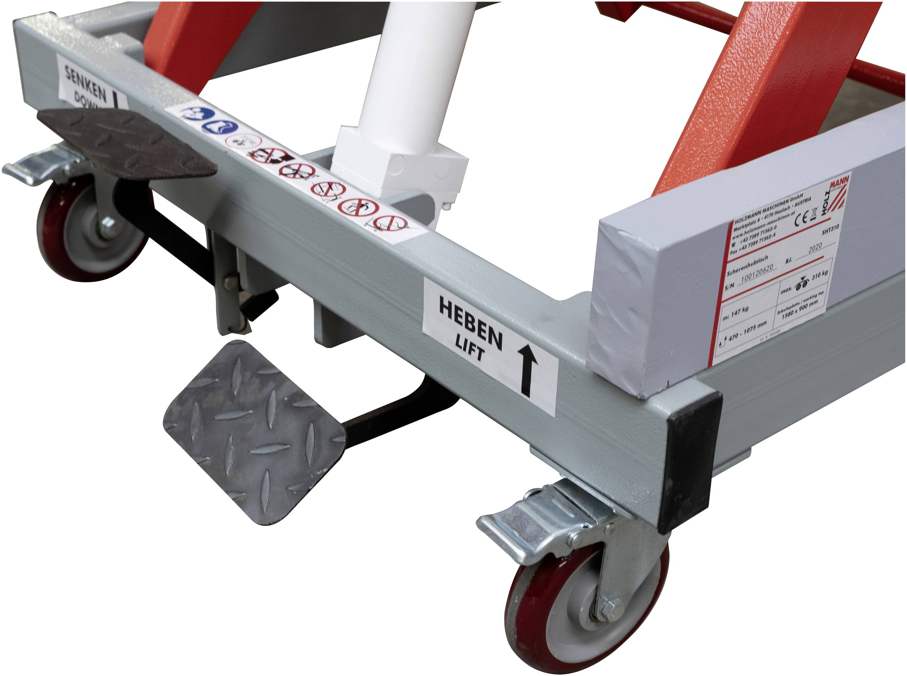 Quatre roues d'un chariot élévateur avec des consignes de sécurité et une pédale de levage portant l'inscription 'LEVER LIFT'.