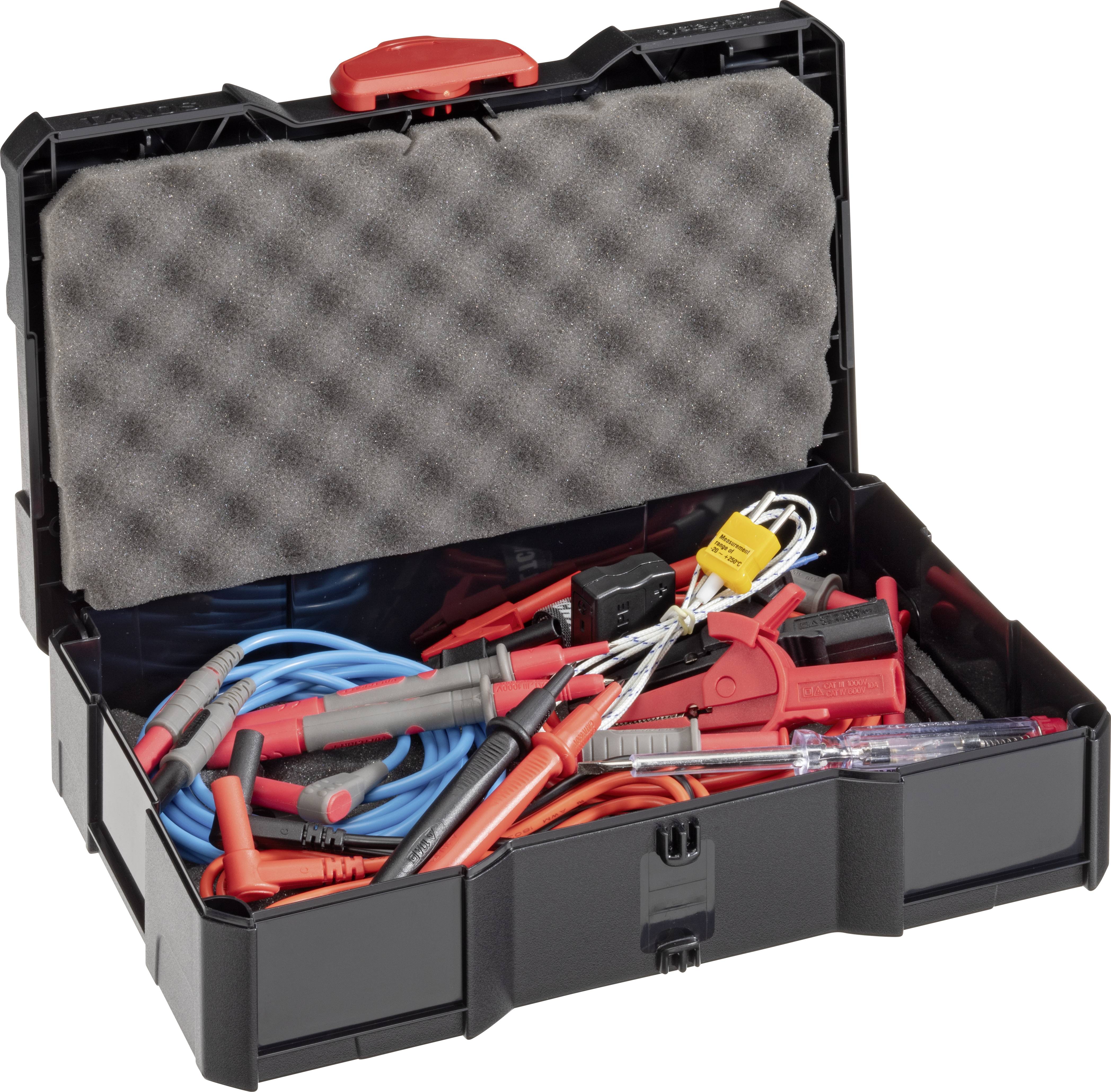 Une mallette à outils ouverte contenant divers instruments de mesure électrique et des câbles utilisés pour vérifier les systèmes électriques.