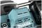 Un gros plan d'un outil électrique Makita équipé d'un moteur sans balais et d'une batterie lithium-ion 40V.