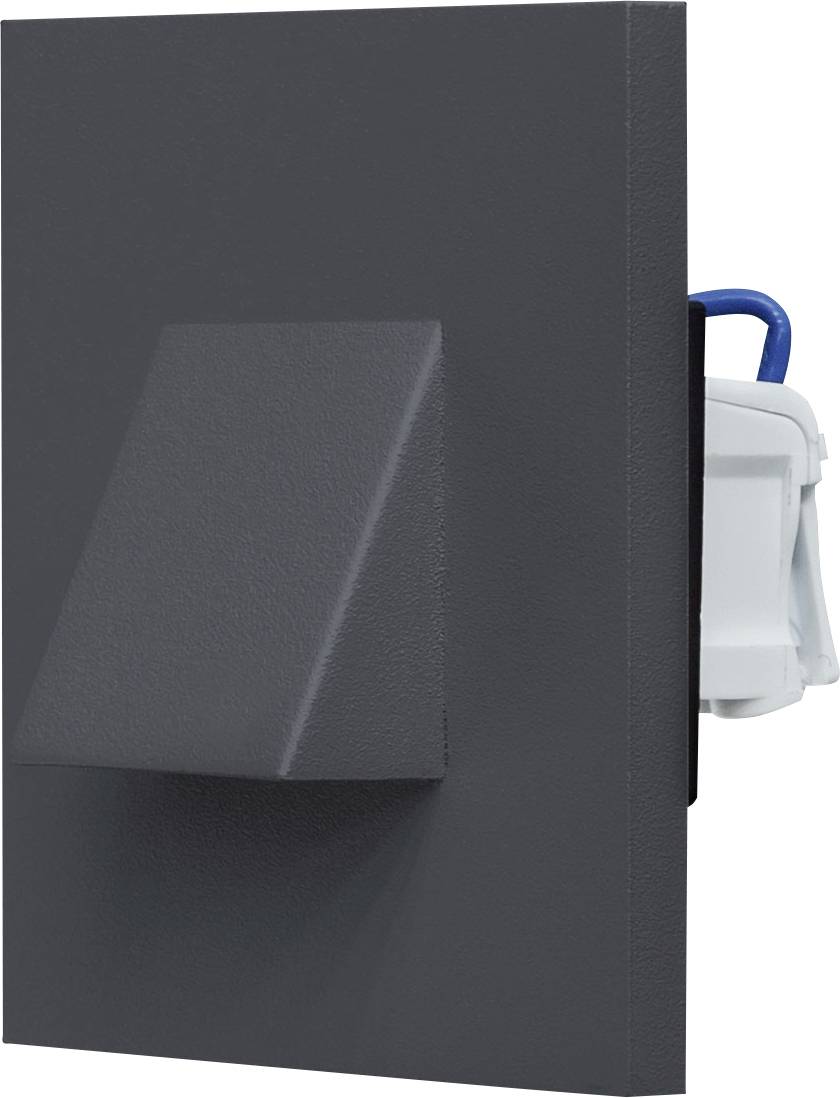 Boîte noire montée au mur avec un couvercle incliné qui dépasse et une fiche blanche insérée sur le côté droit, montrant une prise électrique ou un connecteur.