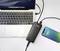 Un ordinateur portable et un smartphone, tous deux sont rechargés via une batterie externe. L'ordinateur portable est ouvert, le smartphone affiche 'Charging'.