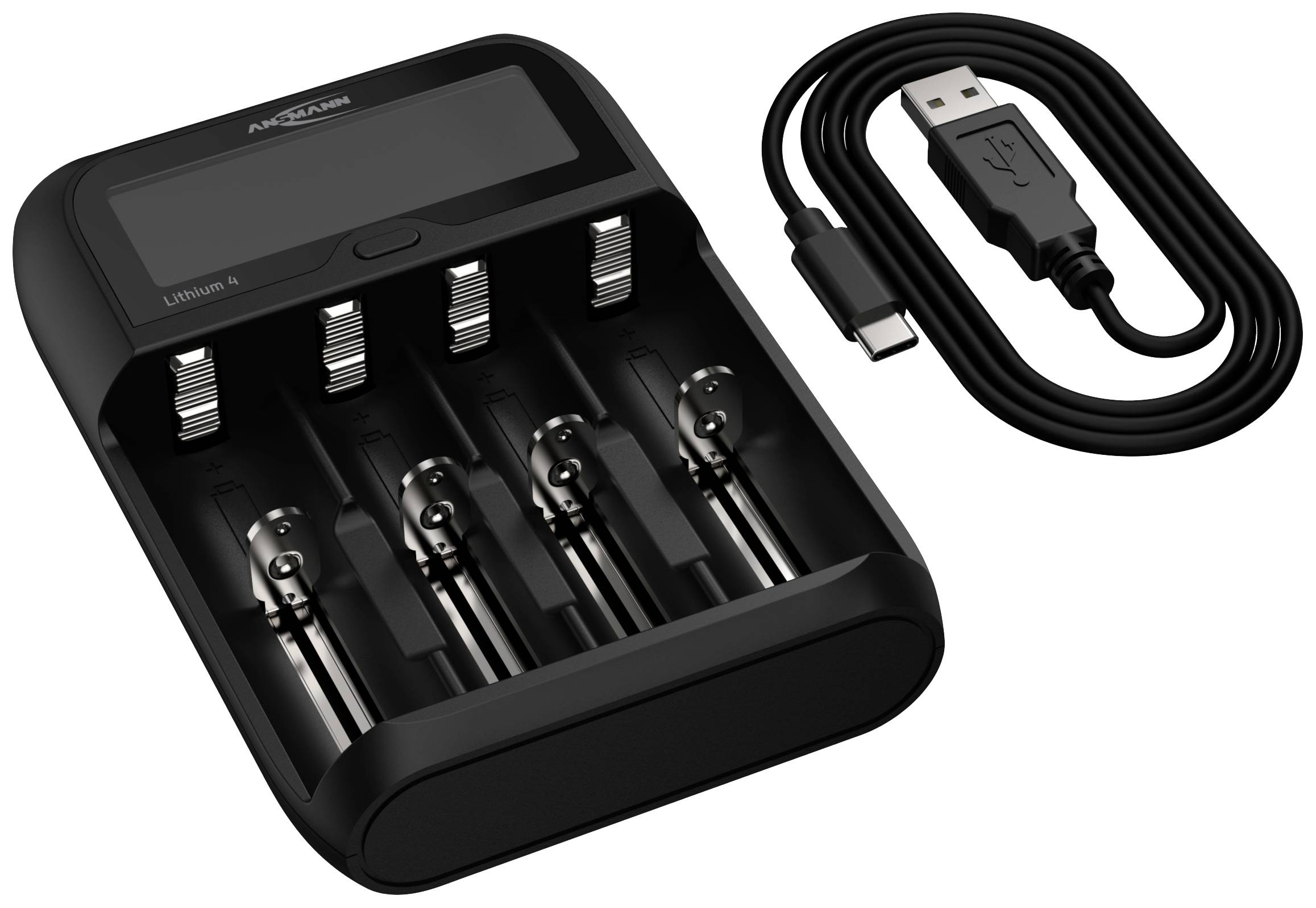 Un chargeur noir avec quatre piles AA et un câble USB à côté.