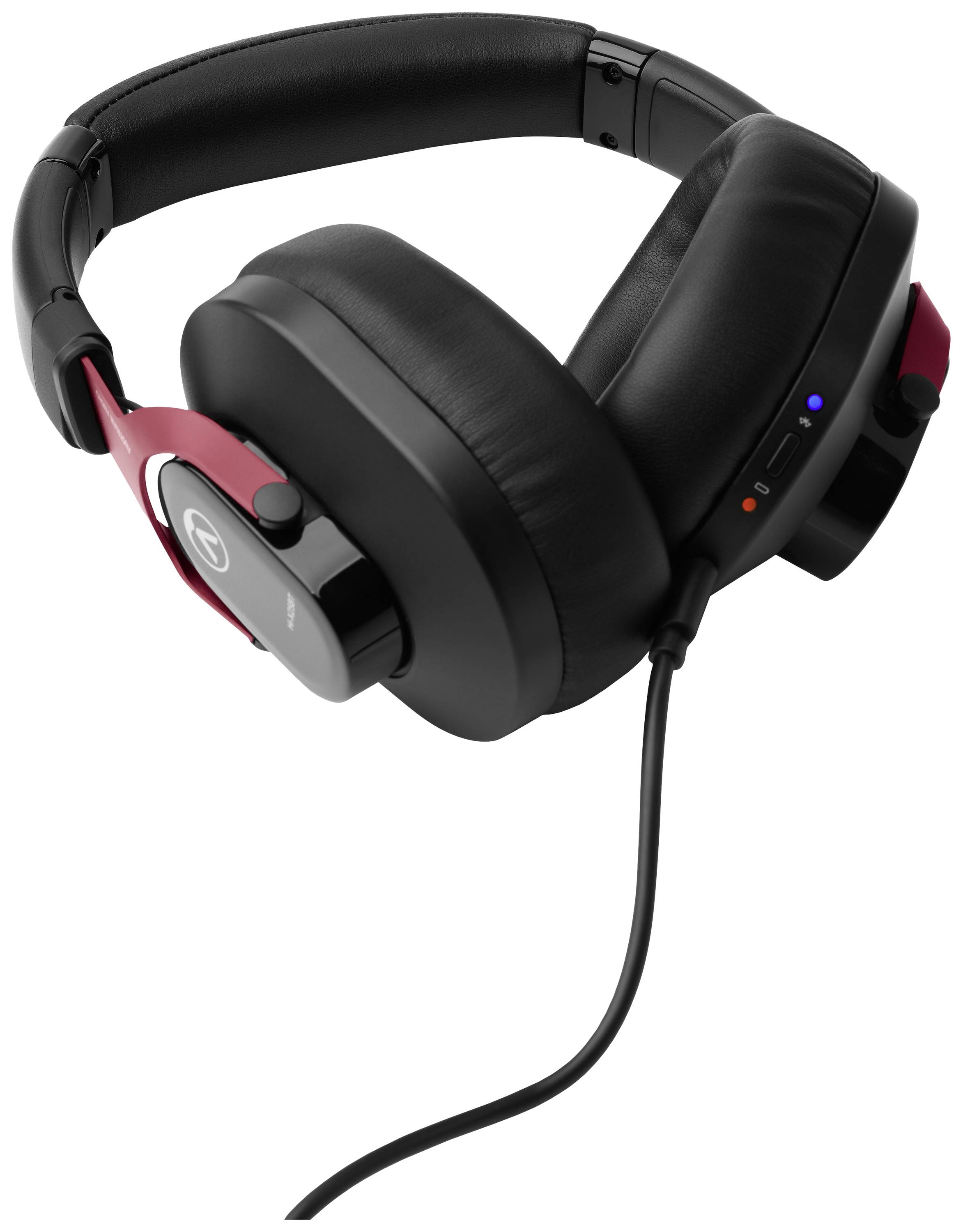 Un casque filaire noir repose sur un fond blanc. Le casque présente des accents rouges sur les écouteurs.