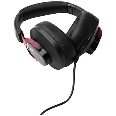 Un casque filaire noir repose sur un fond blanc. Le casque présente des accents rouges sur les écouteurs.