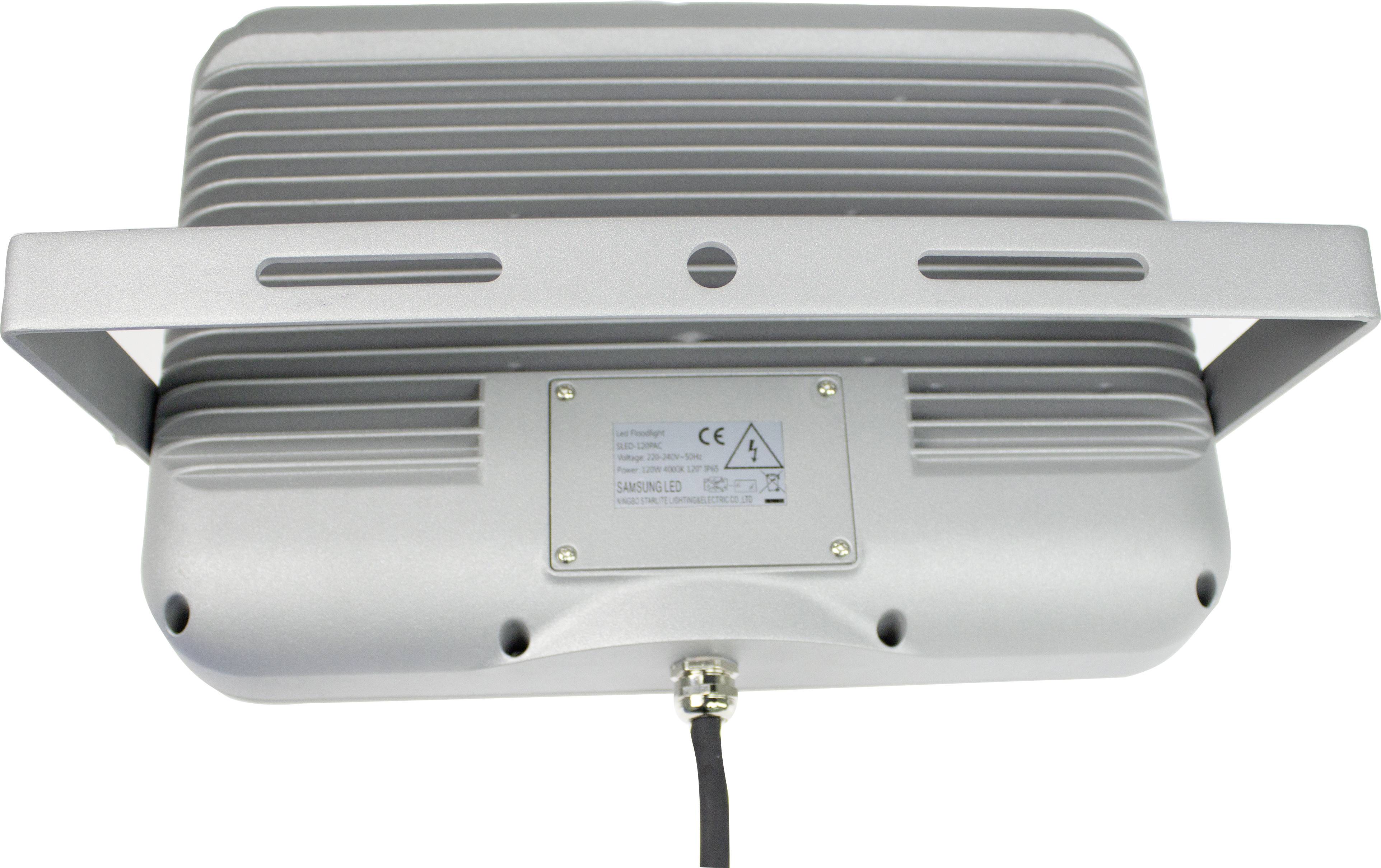 Projecteur LED rectangulaire gris avec ailettes de refroidissement et rail de montage, vu de dos. Connexion de câble visible en bas.