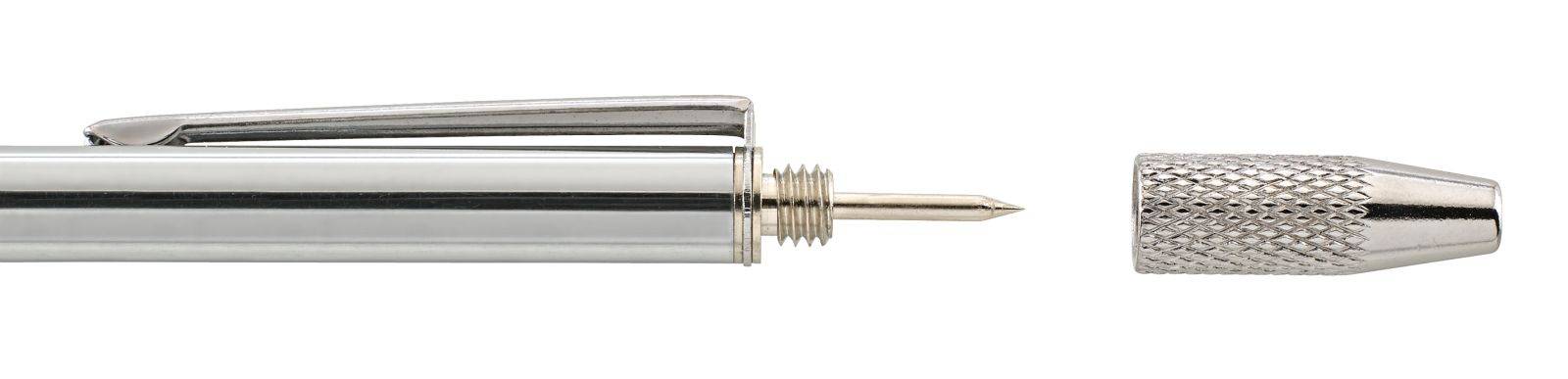 Un stylo à bille argenté avec son capuchon retiré, présenté sur un fond blanc.