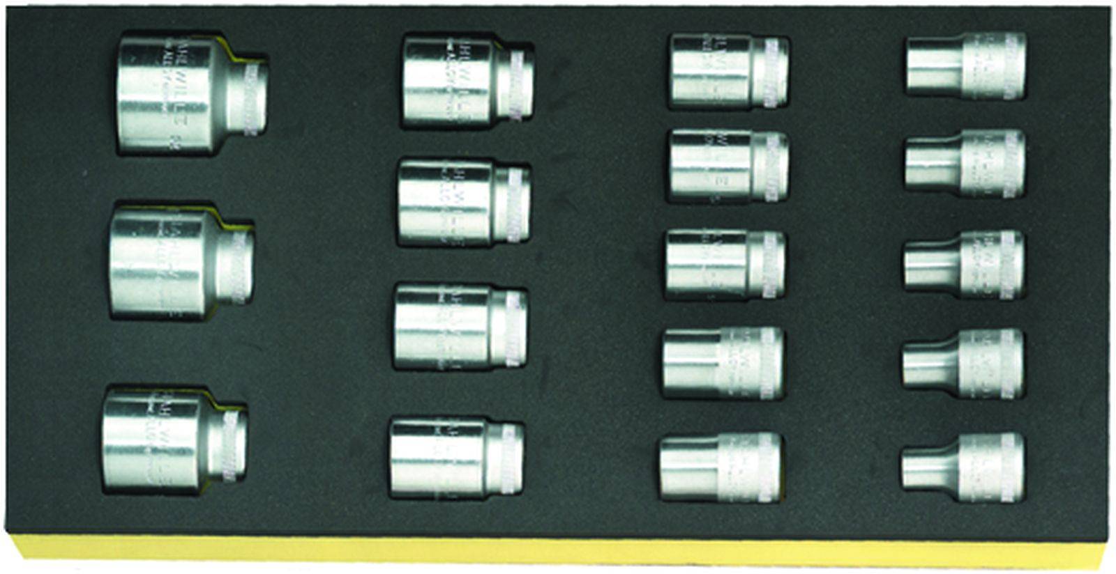 Une boîte à outils contenant seize écrous de différentes tailles, disposés en deux rangées.