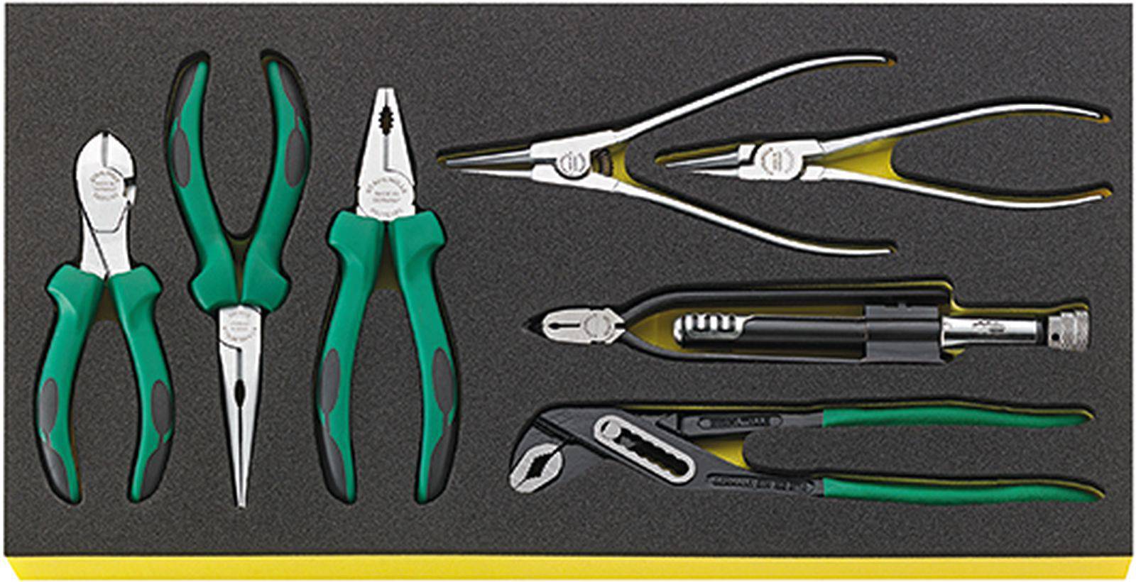 Un insert en mousse avec des outils à main vert et noir, comprenant des pinces et des tournevis, soigneusement rangés dans leurs emplacements prévus.