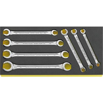 Plusieurs clés à fourche de différentes tailles dans un insert en mousse. Les clés sont métalliques et brillantes.
