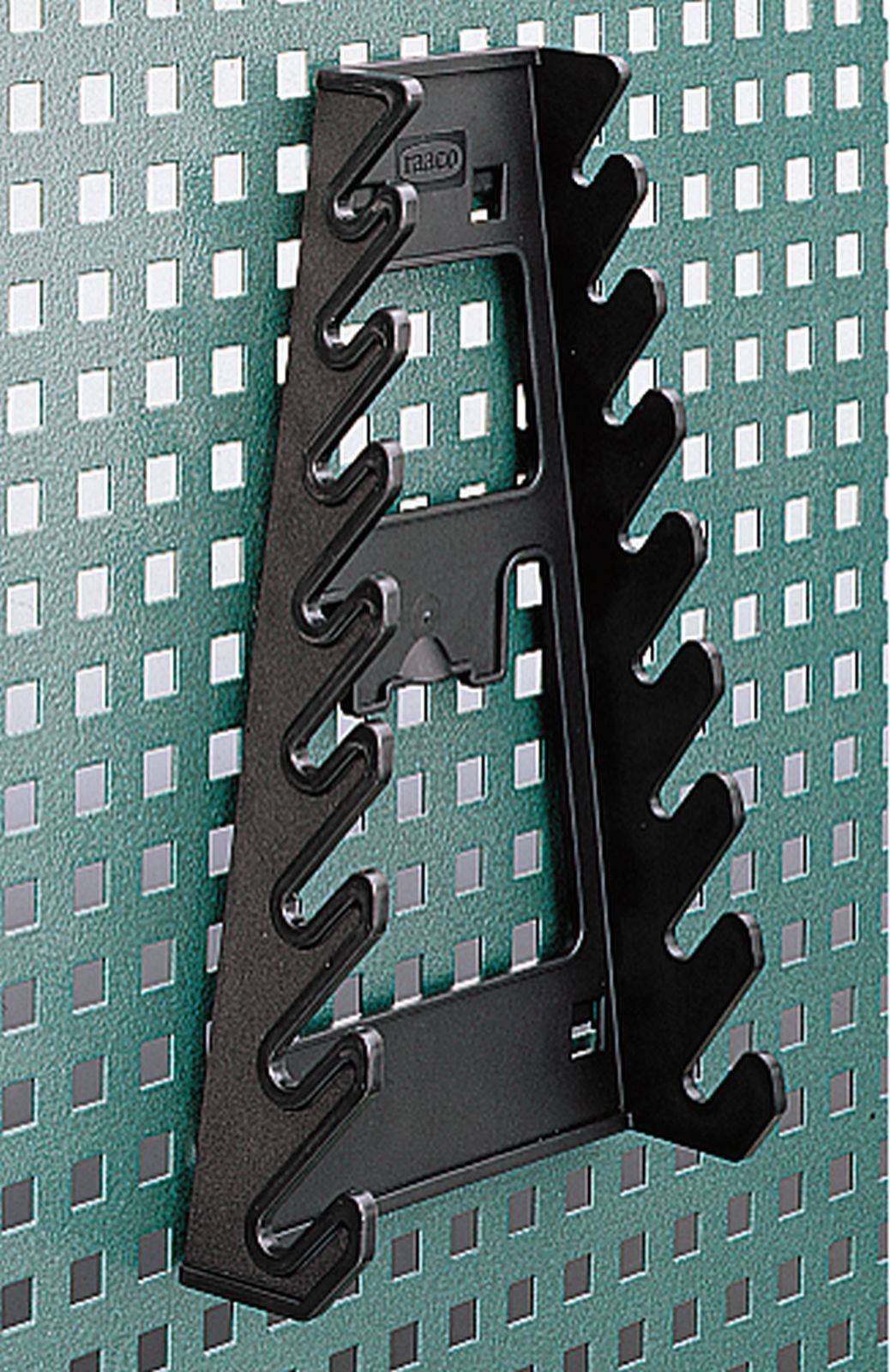 Support de rangement en métal noir, fixé sur un panneau perforé vert, adapté pour stocker des tournevis ou des outils manuels similaires.