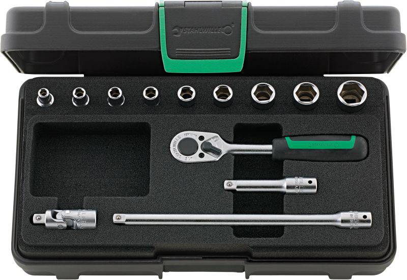 Boîte à outils avec clés à cliquet, douilles et rallonges. Comprend une clé à cliquet et différentes tailles de douilles. Idéal pour les travaux mécaniques.