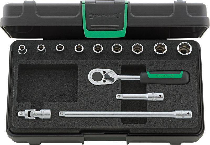 Un jeu de clés à cliquet comprenant des rallonges et des douilles de différentes tailles, rangé dans un coffret noir.