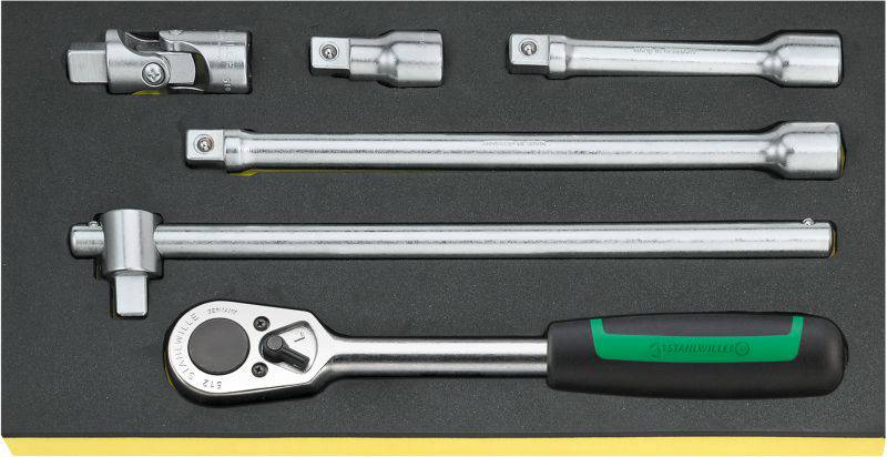 Coffret de clés à cliquet comprenant une clé à cliquet, deux rallonges, un cardan et un adaptateur, posé sur un fond noir. Adapté à différentes applications de vissage.