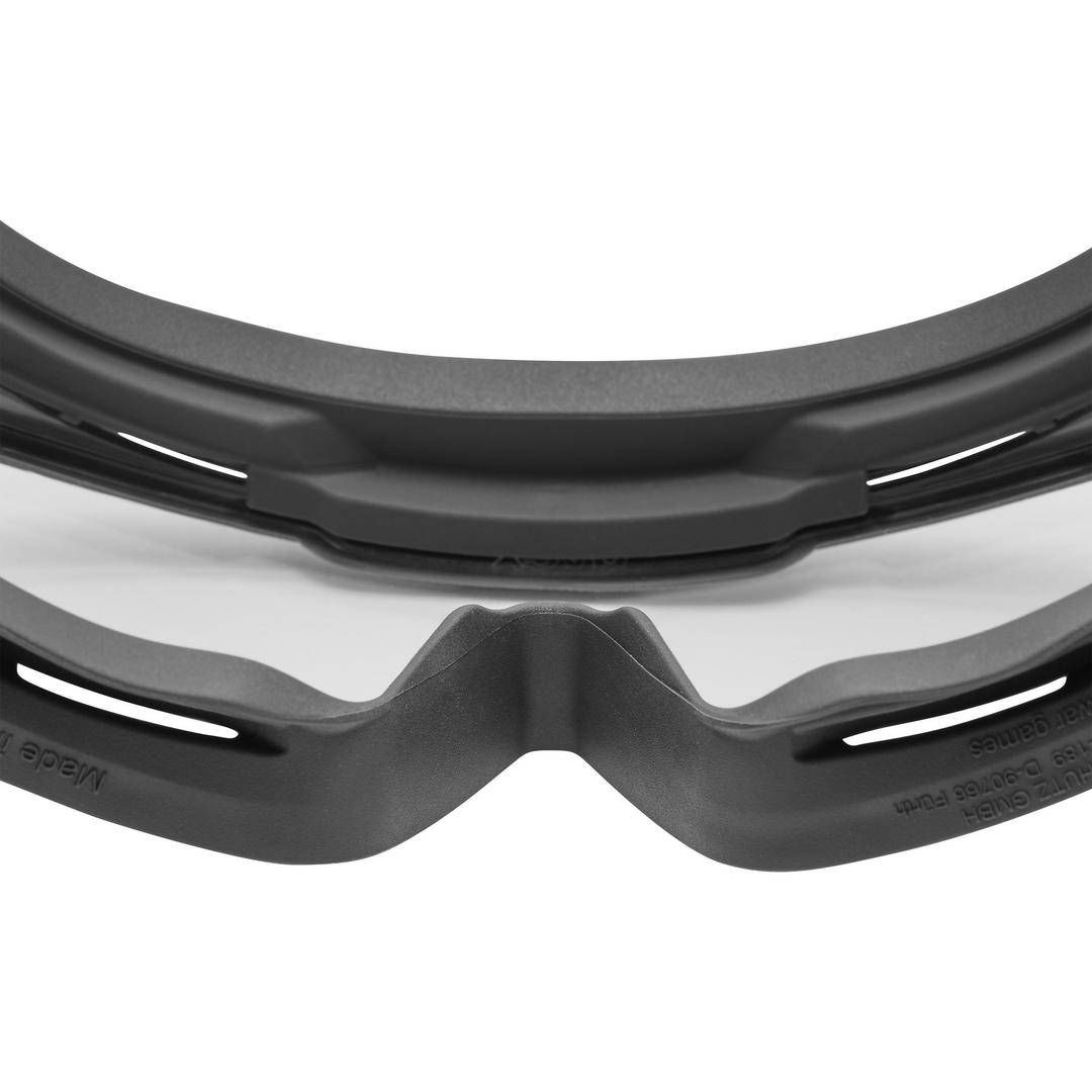 Monture de lunettes de protection noire, vue de dessous. À l'intérieur se trouve une lentille transparente en plastique.
