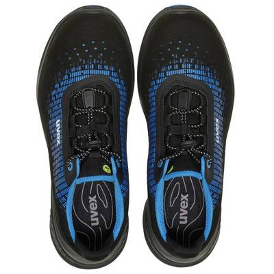 Chaussures noires avec des détails bleus, vue de dessus. Nom de la marque visible le long du côté.
