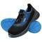 Chaussures de sécurité noires avec des accents bleus et semelle antidérapante, présentées sur un fond blanc.