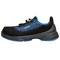 Une chaussure de sécurité noire avec des accents bleus et une semelle antidérapante. Design simple et moderne.