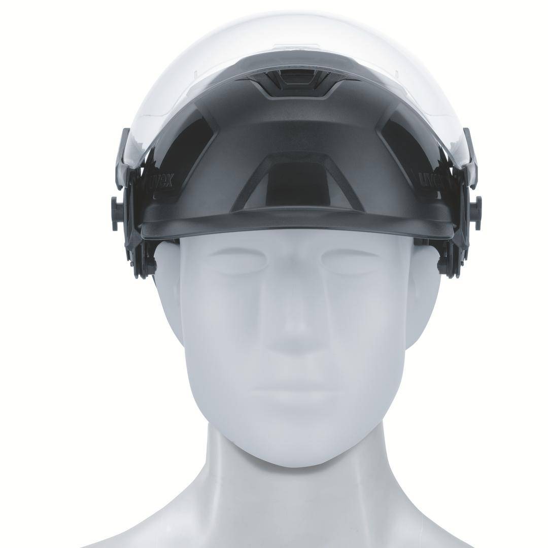 Un casque de protection noir avec une visière transparente sur un mannequin de tête blanc. Le casque offre une protection pour la tête et le visage.