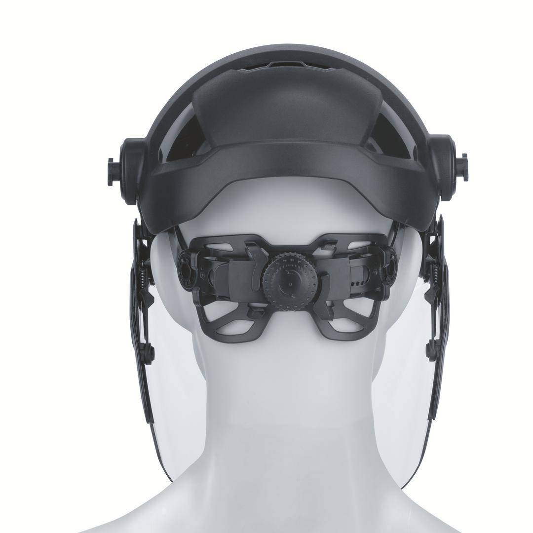 Casque de protection avec un écran facial noir et des sangles, vue de face, sur fond blanc.