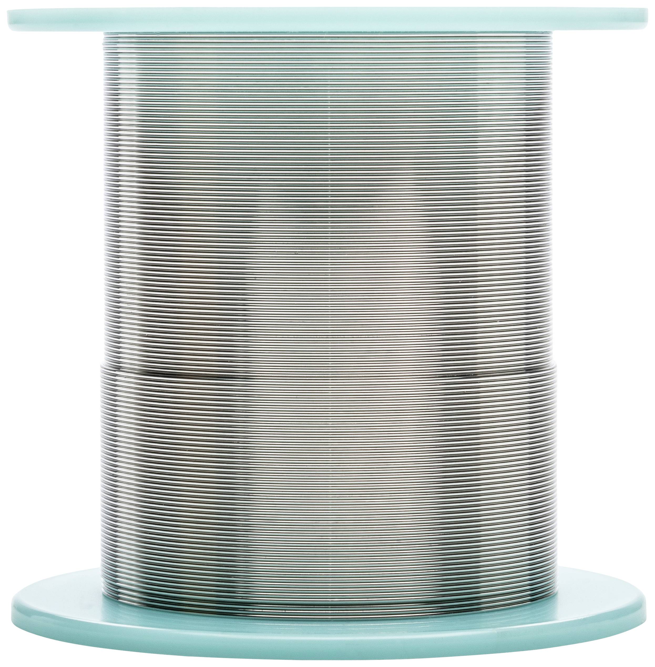 Une grande bobine de fil fin sur un support en plastique turquoise, disposée verticalement.