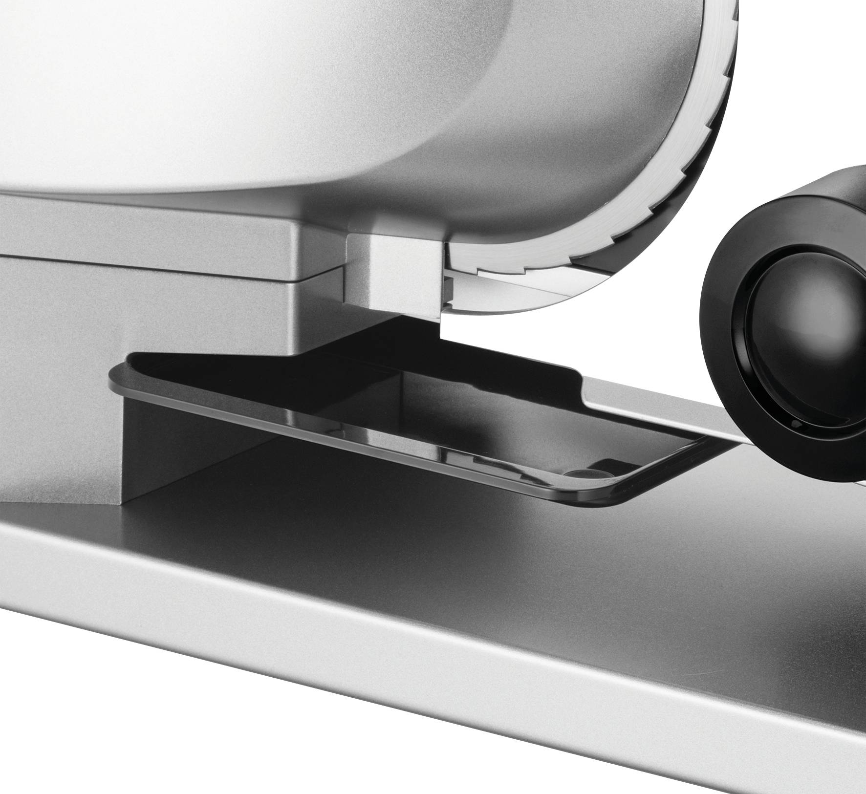 Coupe-tout en argent avec une lame et un chariot utilisé pour couper des aliments.