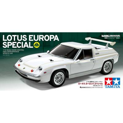 'Lotus Europa Special' : Modèle réduit de voiture de Tamiya à l'échelle 1:10, blanc avec un design sportif et un aileron, représenté sur un fond vert.