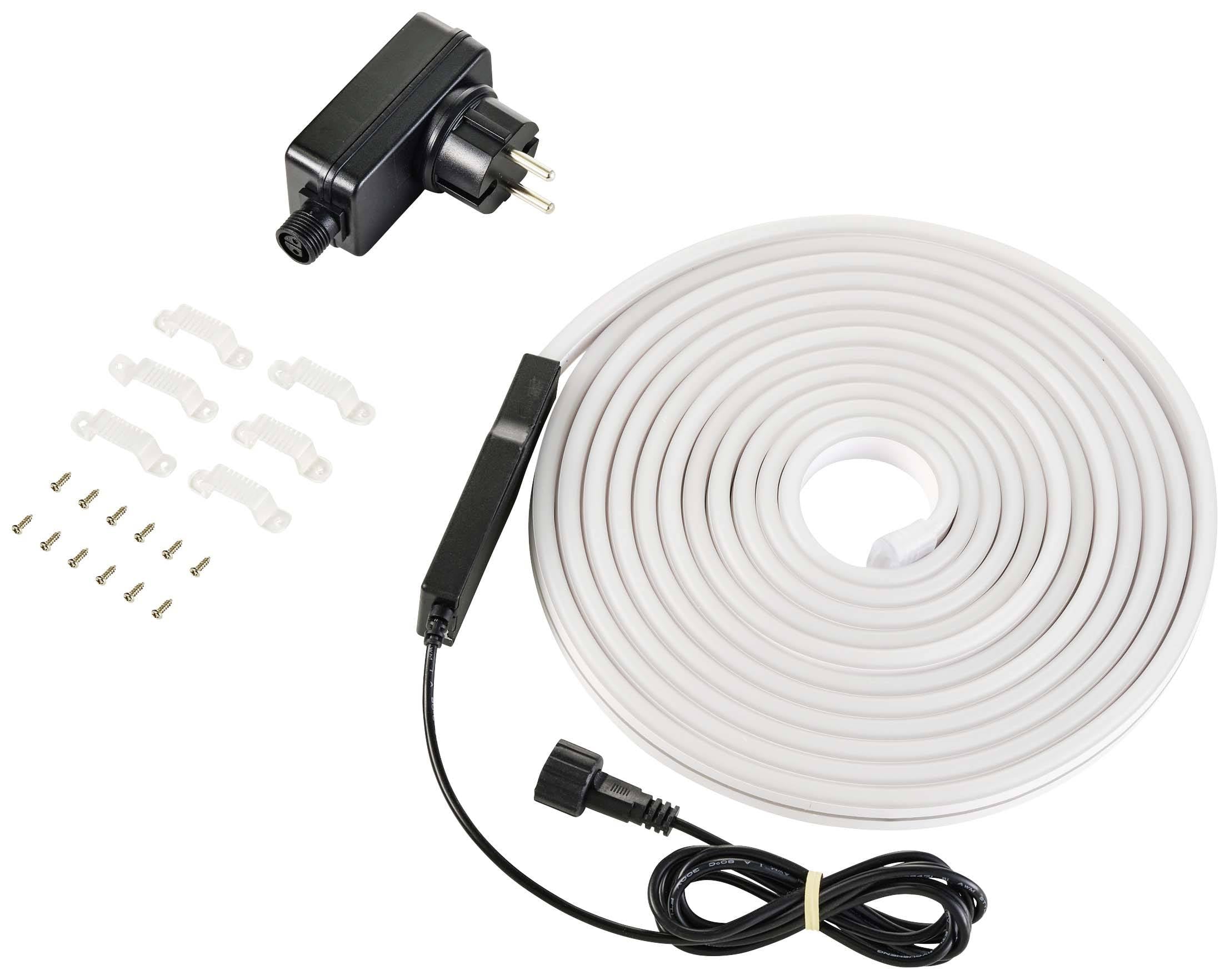 Un ensemble d'éclairage LED composé d'une longue bande blanche, d'une prise, d'éléments de fixation et d'un câble. Adapté pour l'éclairage intérieur.