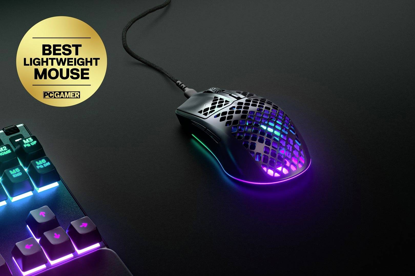 Une souris de gaming légère avec des couleurs LED brillantes ; récompensée 'Meilleure souris légère' par PC Gamer. À côté, un clavier coloré.