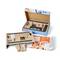 Cartons avec support de télévision : Montre un support mural de téléviseur non monté dans son emballage ouvert. Les accessoires et le manuel de montage sont fournis.