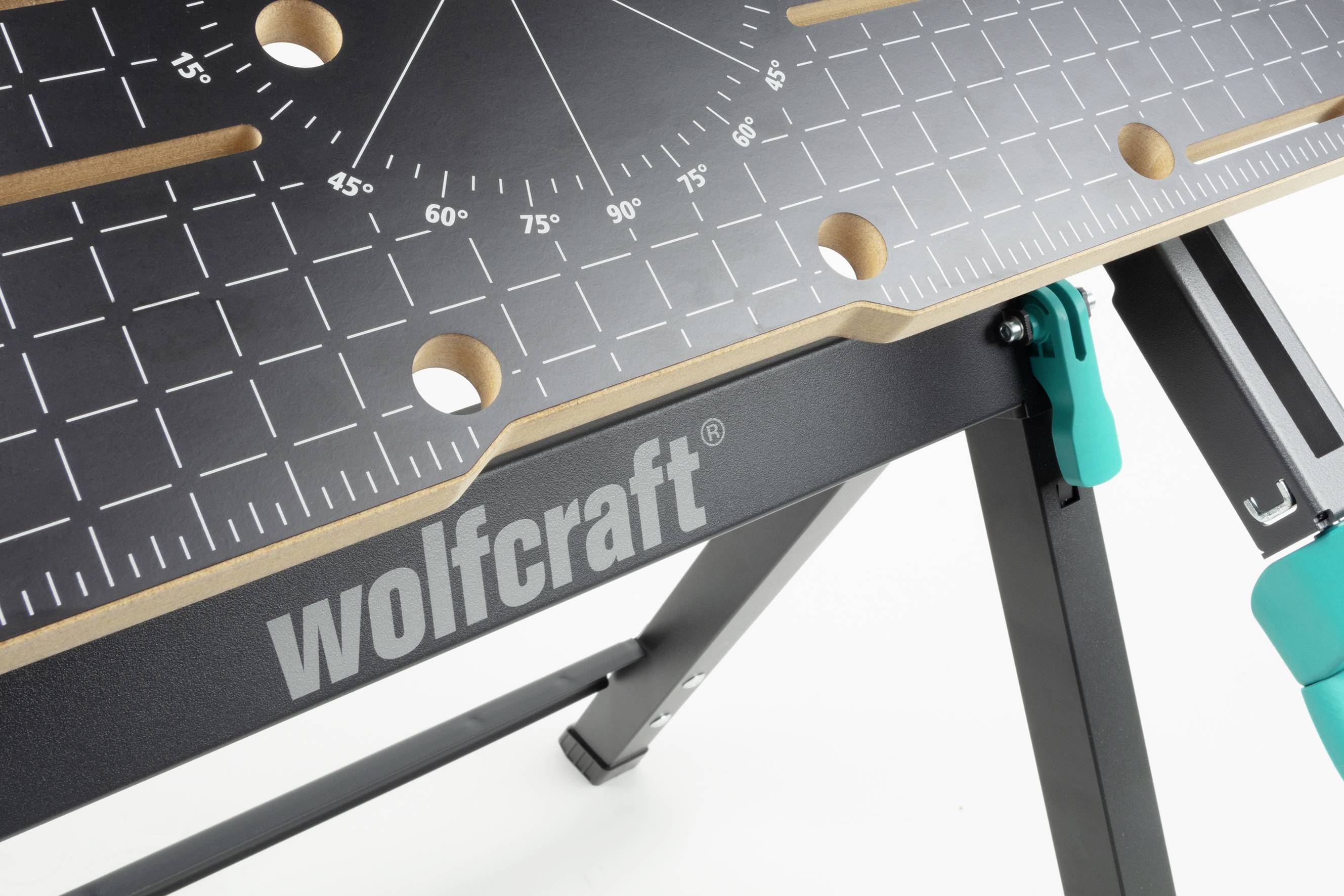 'Table de travail wolfcraft avec grille perforée et échelle angulaire, adaptée à diverses applications artisanales.'