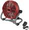 Un ventilateur sur pied rouge avec un châssis gris. À côté, un câble d'alimentation.