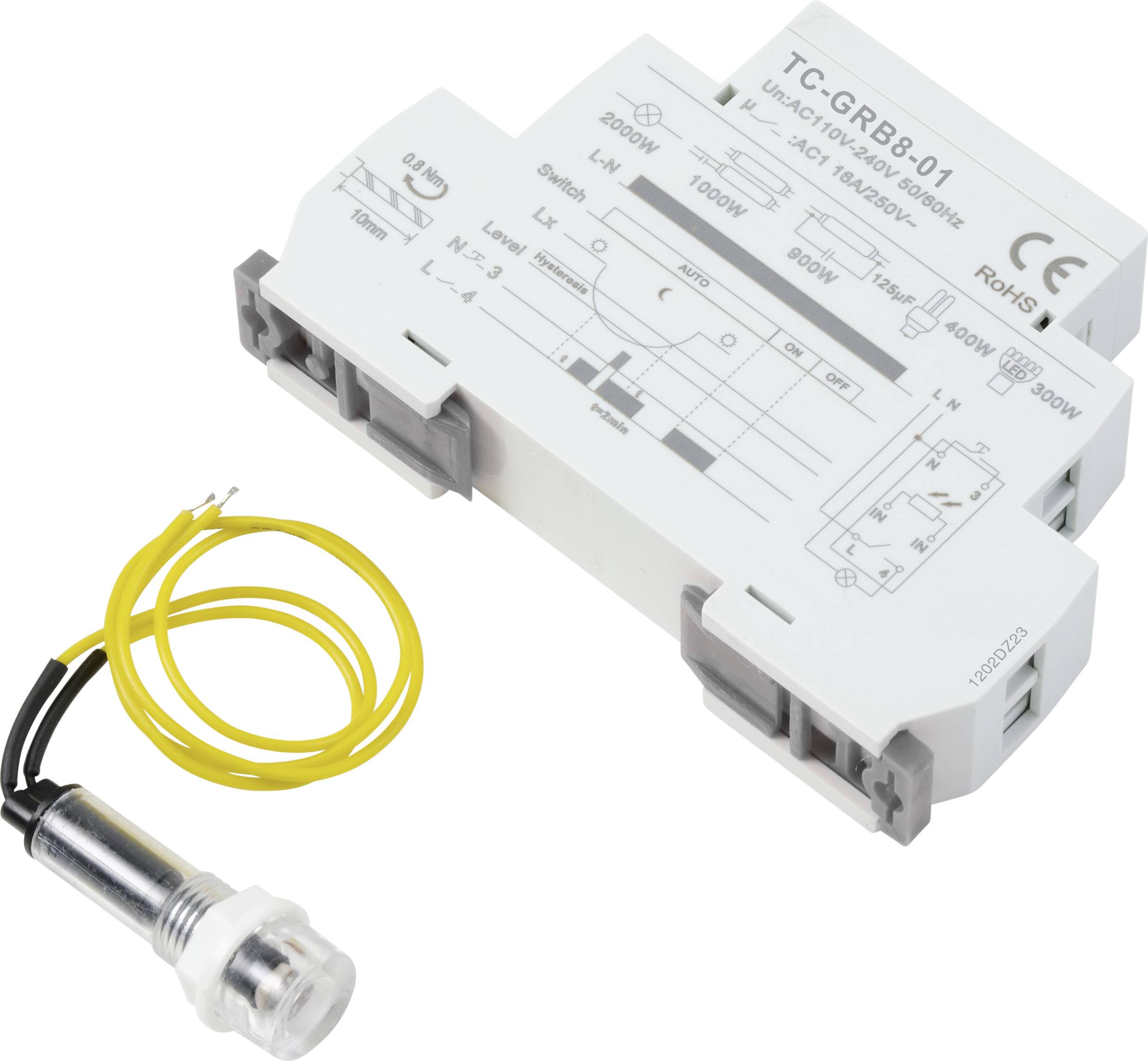 Un module relais blanc avec plusieurs connexions de câbles et spécifications techniques. À côté de lui, un appareil cylindrique avec un câble jaune.