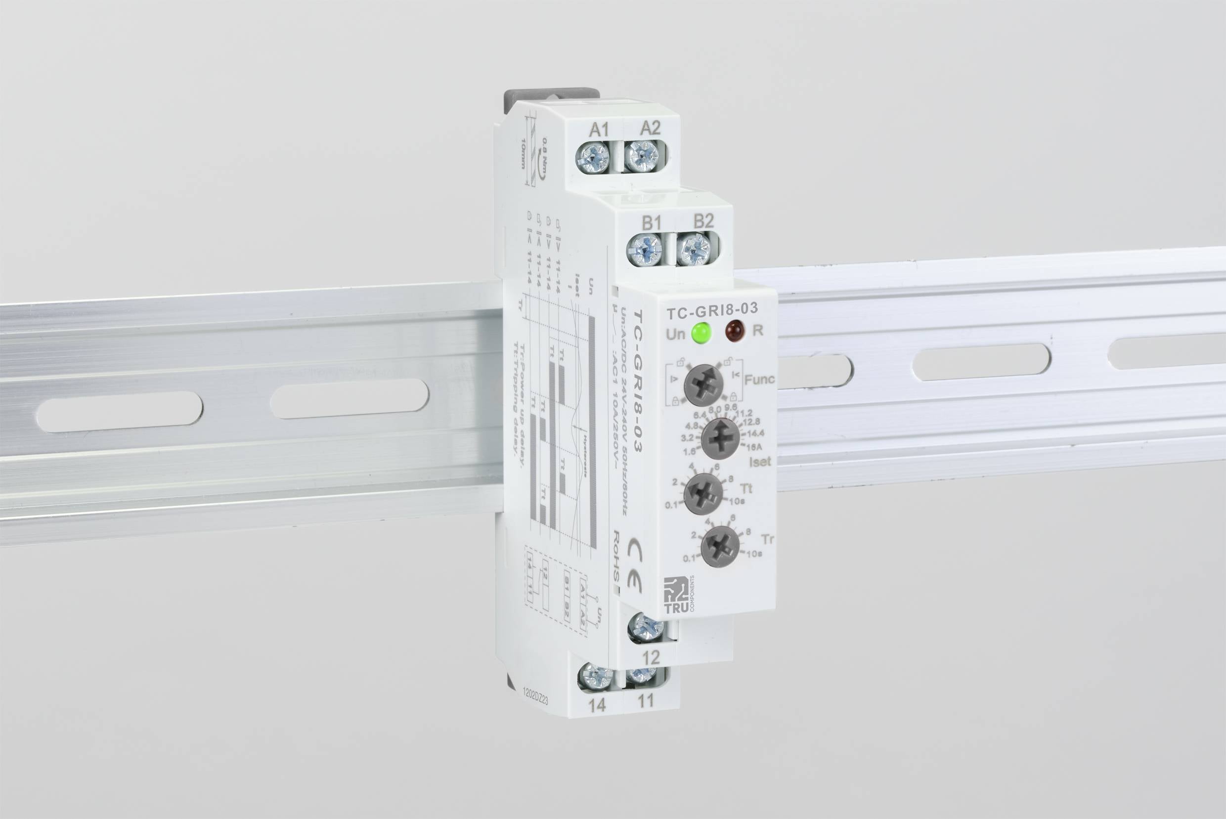 Un relais temporel électronique est monté sur un rail de support. Il est équipé de plusieurs boutons de réglage et points de connexion.