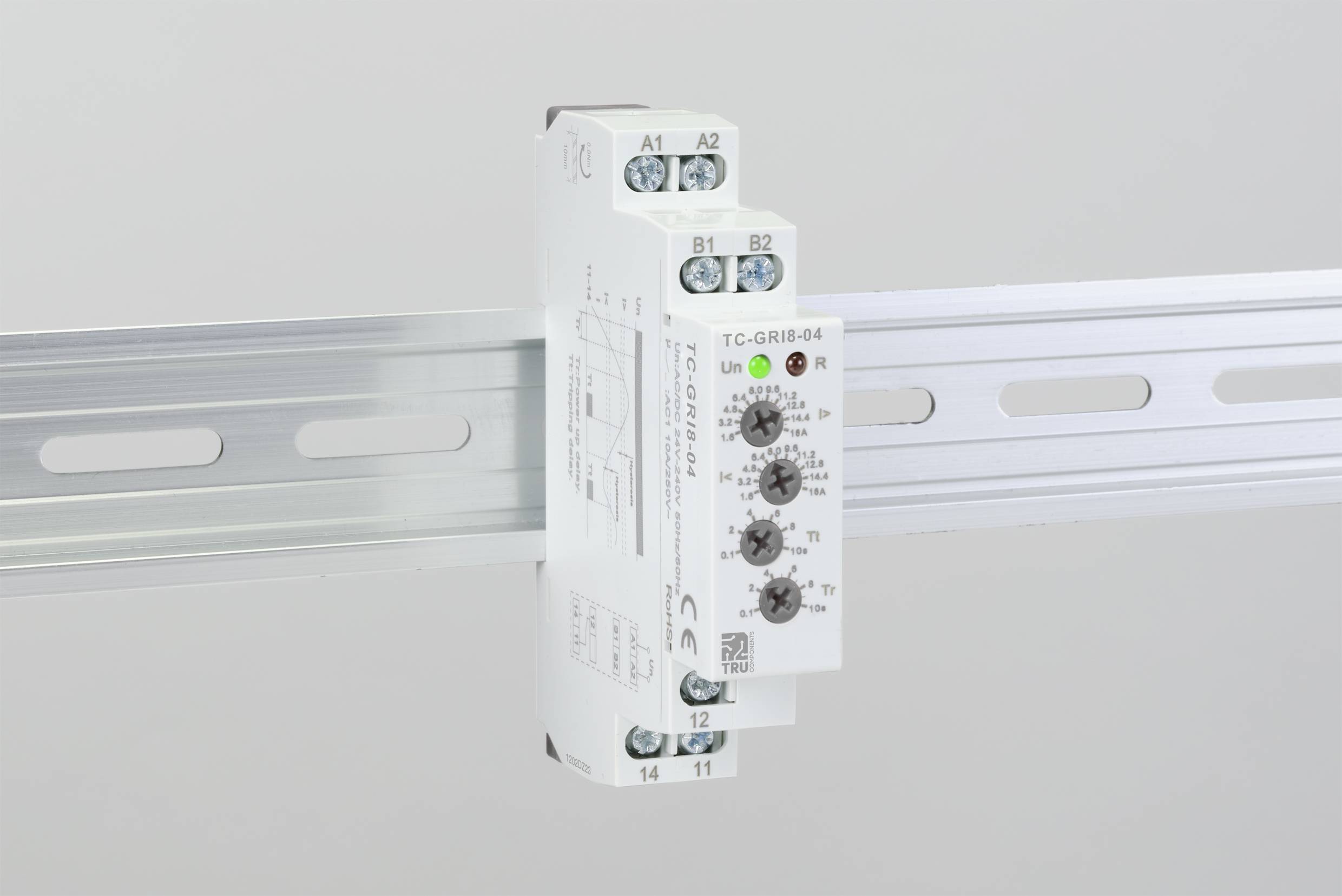 Un relais électronique, monté sur un rail DIN, avec quatre potentiomètres et plusieurs bornes de connexion pour le contrôle de circuits électriques.