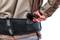 Une personne insère un chargeur dans une ceinture marron avec un support noir.